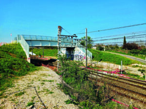 AFNT : deux ans de chantier 13 Le nouveau pont-route prévu pour enjamber quatre voies au km 244,295, rue du Moulin à Lespinasse, au-dessus des deux voies actuelles au nord du triage de Saint-Jory (19 mars 2026).