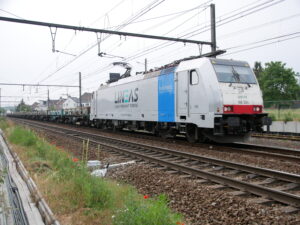 Un train de produits sidérurgiques, remorqué par la Traxx 186 504 de Lineas, est aperçu près de Bilzen (20 mai 2022). Crédit photo : Luc LEVERT