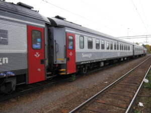 Suède : Trafikverket commande du matériel de nuit à Talgo 15 1520711 : Vue sur une voiture-lits WL6 5610 appartenant à la Rosco publique SSRT et incorporée dans le train de nuit Natt 90 Stockholm C - Luleå C quittant la gare de Boden C à 11 h 29 (14 septembre 2016)