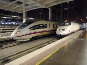 Espagne : Appels d’offres de la Renfe pour 30 trains à grande vitesse 13 1630141 : L’AVE S-103 22 (à gauche), construit par Siemens, et l’AVE S-100 05 (à droite), construit par Alstom, stationnent entre deux missions en gare de Madrid-Puerta de Atocha (28 octobre 2016) Crédit photo : Luc LEVERT