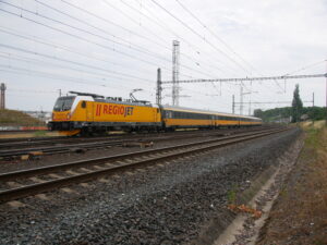 Pologne : RegioJet arrête l’exploitation de trains en open access en Pologne 13 2310076 : Le train RJ 1008 Košice – Prague-Zaradní Město, remorqué par la Traxx 388 202-4 de RegioJet Pool, traverse la gare de Prague-Libeň (21 juillet 2025) Crédit photo : Luc LEVERT
