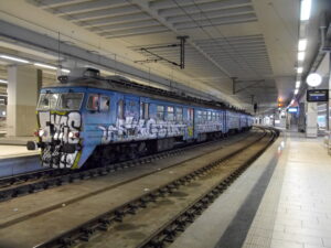 Serbie : 30 Civity de CAF pour la banlieue de Belgrade 13 6540998 : Le train 8092 Ovča – Batajnica, assurée par une rame automotrice électrique 412 de Srbija Voz, partira de la gare de Belgrade Centar à 20 h18 (23 juin 2018) Crédit photo : Luc LEVERT