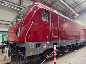 Roumanie : La première Traxx livrée par Alstom à l’ARF 16 La Traxx ARF002 (188 002-6) stationne sur une voie des ateliers des CFR de Grivița à Bucarest (7 avril 2026). Crédit photo : ARF