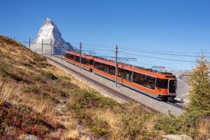 Suisse : La Gornergrat Bahn commande à Stadler quatre Polaris supplémentaires 14 Un UM de Polaris circule entre Zermatt et Gornergrat (9 avril 2026). Crédit photo : Stadler