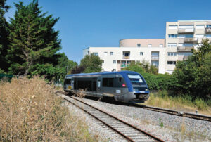 Comment rouvrir des lignes ferroviaires ? 13 L’autorail X 73566 reliant Chartres à Vosves et Châteaudun est vu à Lucé le 3 septembre 2021 (M. Carémantrant).