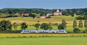 Parti de Caen, l’X 76500 passe à Airel devant l’abbaye de Saint-Fromond avant d’atteindre Coutances, son terminus (24 mai 2023 ; L. Thomas).