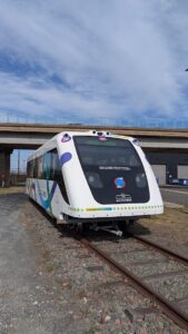 Le train léger autonome Ecotrain stationne sur une voie de Socofer à Saint-Pierre-des-Corps (29 avril 2026) Crédit photo : Ecotrain/Caroline Gasch