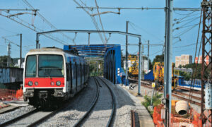 Un exemple de chantier nécessité par l’arrivée du nouveau matériel MI 20 : le remplacement du pont de Chartres, vu ici à Massy le 23 août 2023 avec une rame MI 79 en direction de Massy-Palaiseau ; à droite, les travaux de finitions sur l’ouvrage SNCF du RER C dit pont de Gallardon.