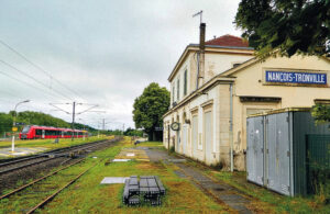 Projet de modernisation de la ligne fret de Nançois-Tronville à Gondrecourt-le-Château 13 La gare de Nançois-Tronville où s’embranche la ligne. La voie qui passe le long du quai est une partie du raccordement (neutralisé pour le moment) vers Gondrecourt. Sur la gauche, les voies de la ligne 1 et au loin, une rame à l’arrêt dans l’enceinte du CEF2 (6 juin 2025).