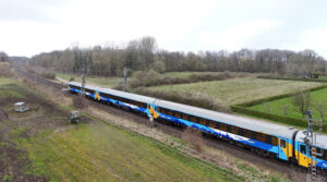 Europe : GoVolta modifie son offre entre les Pays-Bas et l’Allemagne 14 voitures I10 ex SNCB en livrée GoVolta train GV 327 Amsterdam CS – Berlin Gesundbrunnen arrivant à Bad Bentheim, 26 mars 2026