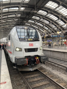 Europe : Des trains directs en ICE L Berlin – Oslo dès l’été 2028 16 Vue sur la voiture-pilote de l’ICE L présenté par la DB le 27 octobre 2015 en gare de Berlin Ostbahnhof (27 octobre 2025) Crédit photo : Luc LEVERT