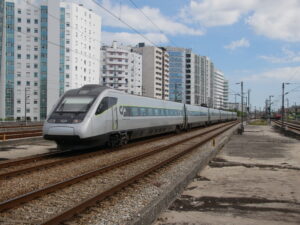 Portugal : Les CP lancent un appel d’offres pour la fourniture de TaGV 13 2340366 : Le train IC 127 Lisbonne Santa Apolonia – Porto (Campanhã) , assuré par la rame Alfa Pendular série 4000 numéro 4003 entre en gare de Lisbonne Oriente à 17 h 08 (19 mai 2026) Crédit photo : Luc LEVERT