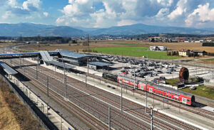 Autriche : une séquence riche en nouveautés ferroviaires 13 Le train S 6 SBA 4365 Graz Hbf - Wies-Eibiswald de la GKB assuré par une rame de deux voitures à deux niveaux Dosto louée à DB Regio remorquée par la Vectron X4E 193 862 louée auprès de Beacon Rail arrive dans la nouvelle gare de Weststeiermark (4 mars 2026).