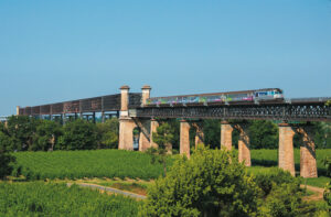 Trois lignes dont une lgv de paris à bordeaux 2de partie : la ligne de l’état et la lgv 13 Passage sur l’imposant viaduc de Cubzac du premier Intercités Bordeaux - Nantes de la journée assuré par la BB 67542 (21 juin 2017 ; V. Bussereau).