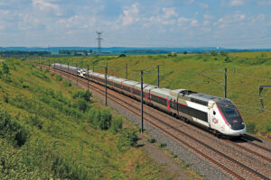 Adieu les rames TGV POS et Réseau-Duplex 13 Les dernières rames POS 4419 et RD 616 sont saisies réunies pour leur dernier voyage, à hauteur de Charny (77) sur la LGV Est-européenne.