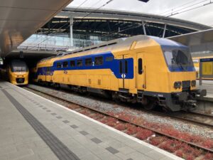 Pays-Bas : Le Nederlands Ticket est lancé 13 IMG 6235 : La rame automotrice DDZ 7543 de NS Reizigers stationne entre deux missions en gare d’Utrecht CS (23 mai 2023) Crédit photo : Luc LEVERT