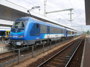 Hongrie : Les MÁV vont lancer deux appels d’offres pour des rames automotrices 13 Le train Mecsek IC 812 Budapest Kelenföld – Pécs, assuré par une rame hétéroclite de voitures MÁV avec en tête l’Astride 490 009, quitte Budapest-Kelenföld à 10 h 12 (23 juillet 2025) Crédit photo : Luc LEVERT