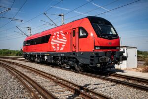 Suisse : La première EURO DuFour Re 494 pour CFF Cargo dévoilée 13 La Re 494 001-1 a été présentée le 12 juin 2026 sur le site Stadler espagnol **d’**Albuixech près de Valence (12 juin 2026) Crédit photo : Stadler/CFF