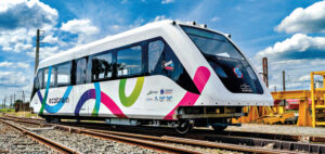 Écotrain, une révolution discrète pour les petites lignes françaises 13 Le train léger autonome Écotrain stationne sur une voie de Socofer à Saint-Pierre-des-Corps (29 avril 2026).