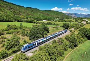 Jeux olympiques 2030 : la ligne Marseille - Briançon bientôt rénovée 14 Le train TER Zou 17439/8 Briançon - Marseille-Saint-Charles assuré par l’AGC B 81803/04 en livrée Zou vient de passer la bifurcation du Poteau Saint-Luc et se dirige vers Serres, où il arrivera à 14 h 43 (13 mai 2026).