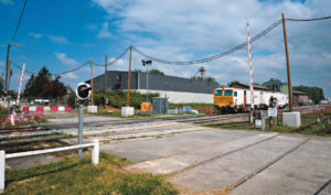 La renaissance de la ligne Laon - Hirson 13 Rénovation en cours et travaux de bourrage au PN 91 de Marles (21 avril 2026).