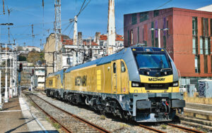 Quatre nouvelles Euro 6000 pour Medway France 15 Ces deux locomotives Euro 6000 Medway vont être mises en place pour la cérémonie de baptême en gare de Lyon-Perrache (24 mars 2026 ; P. Julien).