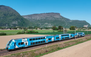 La région Auvergne-Rhône-Alpes valide quatre projets de SERM 13 Le TER 885117 Saint-Marcellin - Grenoble, assuré par la Z 24501/502, est aperçu entre les gares de Voreppe et de Saint-Égrève-Saint-Robert, où il arrivera à 10 h 41 (11 avril 2026).