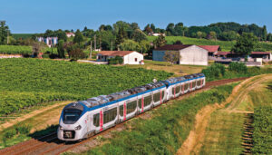 Concurrence : premier pas en Nouvelle-Aquitaine 14 20 rames Régiolis B 84500 quadricaisses seront dédiées au lot A, ici en UM à Ozillac, en Charente-Maritime, alors qu’elles assurent le train 864803 La Rochelle-Ville - Bordeaux-Saint-Jean (5 août 2024 ; P.-L. Espinasse).