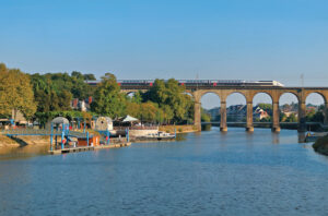 LAVAL Un noeud ferroviaire au coeur de la Mayenne 14 Le TGV 800 assure le train 8706 Quimper - Paris, il est aperçu sur le viaduc de Laval (19 septembre 2024 ; L. Thomas). En vignette : autre époque, autre matériel mais même endroit (DR/LVDR).