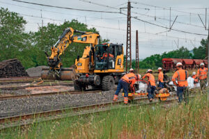 Travaux sur la ligne de l’Aubrac 13 15/5/2023-Travaux de voie à Séverac pendant la coupure du printemps. (B. Collardey).