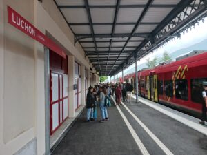 Succès pour la réouverture Montréjeau - Luchon 13 Légende photo : Le 19 juillet 2025, un mois après la réouverture, arrivée à Luchon d’un TER en provenance de Montréjeau ; la fréquentation était déjà bonne (B. Vieu).