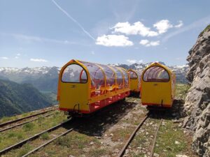 Le train d’Artouste réceptionne 11 baladeuses neuves 16 Trois nouvelles baladeuses CFG garées à l’ancien terminus de la Sagette et gare supérieure du funiculaire de service (B. Vieu).