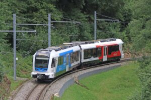 Inauguration des Z 890 côté Suisse 13 La Z 895 en provenance du Trétien est saisie à l’entrée de Finhaut avec ses pantographes baissés au niveau du sectionnement permettant de passer du 3e rail à la caténaire (Christophe Masse).