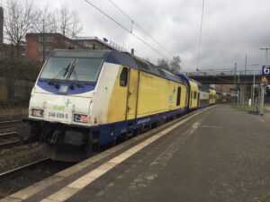 Allemagne : metronom reprend la RE 5 Hambourg – Cuxhaven à Start 14 La Traxx 246 009-5 arborant le logo de Start stationne entre deux missions en gare d’Hambourg**-**Harbourg (19 février 2019) © Luc LEVERT