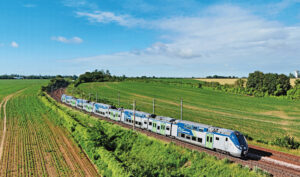 Hauts-de-France : déjà deux lots attribués à SNCF Voyageurs 14 Le TER K14 847908 Saint-Quentin - Paris-Nord, assuré par la rame Omeo 251XL Z 56001/002, est aperçu peu avant la gare de Survilliers-Fosses (11 juin 2026).