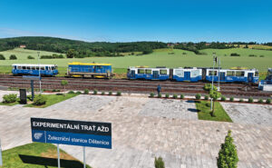 Signalisation, automatisation, téléconduite : l’Europe prépare le rail du futur Le 13 Le site d’essai d’AŽD Praha situé à Dětenice, avec de gauche à droite : l’automoteur diesel 810 221-2, la locomotive diesel 742 119-1 et le prototype « Lenka » d’automotrice hybride électrique-batterie issu d’un tram modifié (4 juin 2026).