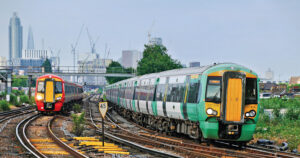 Royaume-Uni : Govia Thameslink Railway nationalisé 13 Deux Electrostar traversent la gare de Clapham Junction, à gauche le 387 219 en livrée Gatwick Express à droite le 377 414 en livrée Southern (8 juin 2018).