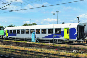 La nouvelle livrée « coup de pinceau » 13 En gare de Strasbourg, une voiture individuelle Corail Grand Est stationne, fraîchement sortie de rénovation, arborant le nouveau gimmick "coup de pinceau" Grand Est, que les AGC et 2NNG de la même région portent également. On note également la peinture du toit en blanc, comme certaines voitures Intercités, sans doute pour faire face aux fortes chaleurs en été et ainsi moins solliciter la climatisation. © Emmanuel Brémont