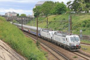 Les Vectron accélèrent leur campagne d’essais en Sologne 14 « Angéline » et « Sophie » testent leur pantographe entre Les Aubrais et Vierzon (C. Masse)