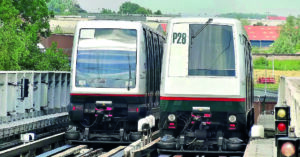 Lille va rénover 60 rames de métro 14 Une rame VAL 208 (1999) croise une rame VAL 206 (1983) sur le réseau lillois, pionnier du métro automatique.