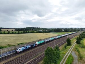Suisse : ELP commande auprès de Stadler 20 EuroDual supplémentaires 13 DJI 507: Un train de wagons-citernes transportant du biofuel pour le compte de M.A.D. LogistIk remorqué par l’EuroDual 159 208-8 appartenant à ELPet louée à l’opérateur fret BSAS EisenbahnVerkehrs GmbH est aperçu peu avant la gare d’Ashausen (8 juillet 2025) Crédit photo Luc LEVERT