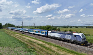 République tchèque : Les 50 Vectron 230 toutes livrées aux ČD 14 DJI 016 : Le train Slovácký expres R 891 Praha Vršovice – Staré Město u Uherského Hradiště, remorqué par la Vectron 230 384 028-7, est aperçu peu avant la gare de Pardubice-Opočinek (2 juin 2026). Crédit photo : Luc LEVERT