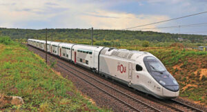 La révolution du TGV M 13 Dans sa livrée inOui définitive, la rame 1008, arrivée à l’été 2025 au technicentre de Villeneuve-Saint-Georges, avait effectué sa marche de réception « ligne classique » le 4 septembre, entre Villeneuve et Châlons-en-Champagne. Elle est vue ici à hauteur de Changis-sur-Marne (C. Masse).