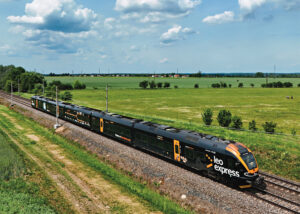 Le Flirt 480 001 de Leo Express, qui assure le train LE 413 Prague hl.n. - Varsovie Wschodnia, arrivera dans quelques minutes à la halte de Pardubice-Opočínek (2 juin 2026).
