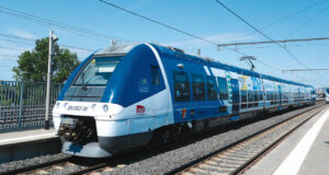 Le premier train à batteries pour Provence-Alpes-Côte d’Azur 13 Le B 81603/04-BE, qui vient d’assurer la marche d’essais 741341, rentre sur la voie A de la gare d’Avignon-TGV. Cette portion de ligne étant électrifiée, le BGC roule en mode électrique afin de recharger ses batteries. Pour le différencier des autres BGC de la série, le numéro du BGC est suivi des lettres BE sur le front de caisse et un logo a été apposé sur le côté de chaque vitre latérale de la cabine (1er juillet 2026).