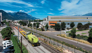 SERM DE GRENOBLE : Deux gros chantiers stratégiques menés de front 13 Le ballastage étant terminé, le train de travaux avec la locomotive diesel G 1206 1381, initialement sur la voie 2, circule à faible vitesse en direction de Grenoble, en empruntant la nouvelle communication V2/V1 (14 juin 2026).