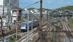 Chasse à l’irrégularité en gare de Tours 13 Vue générale de la gare de Tours avec le chantier lavage à gauche, la grande halle voyageurs avec les voies à quai au milieu et le faisceau remisage PV à droite (24 avril 2024).