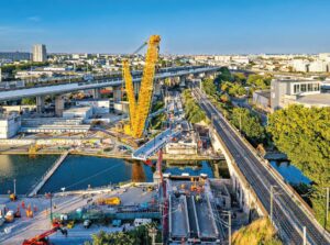 Encore un été de grands chantiers en Île-de-France 13 Cet été, sur la ligne du RER B côté nord (SNCF), les tabliers du pont-rail au-dessus du canal Saint-Martin à Aubervilliers ont été remplacés. (© NGE)