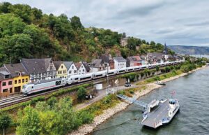 Allemagne : les Vectron Dual Mode de DB Fernverkehr en service 13 Le train ICE 2013 Cologne Hbf - Oberstdorf, assuré par la rame Talgo 230 ICE L n° 1808 encadrée par les Vectron Dual Mode 248 511-8 en tête et 248 512-6 en queue, est aperçu peu après la gare d’Illertissen sur la ligne non électrifiée Neu-Ulm - Memmingen (21 juillet 2026). (© Luc Levert)