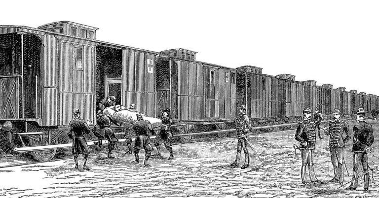 Les premiers trains sanitaires 8 Embarquement d’un « blessé » dans le train sanitaire expérimenté en juillet 1887 entre Paris et Le Havre © gravure de Poyet, La Nature, 1887